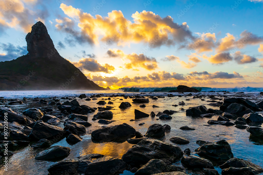 Obraz premium Stunning sunset in Conceição beach in Fernando de Noronha, a paradisiac tropical island off the coast of Brazil