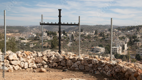 Croix et vue du village d'Aboud (Palestine) photo