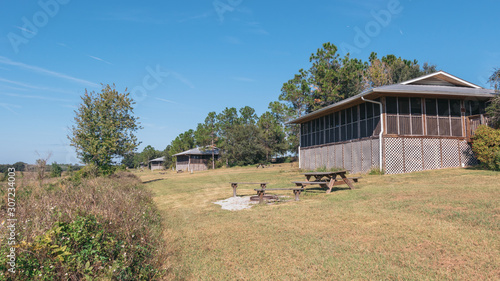 Fotografie RV camping and cabins of Lake Louisa State Park in Clermont, a suburb of Orlando, Florida