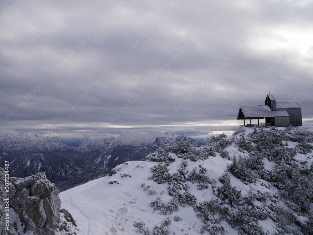 Hochfelln, Deutschland: Am Berggipfel befindet sich eine Kapelle in eindrucksvoller Lage