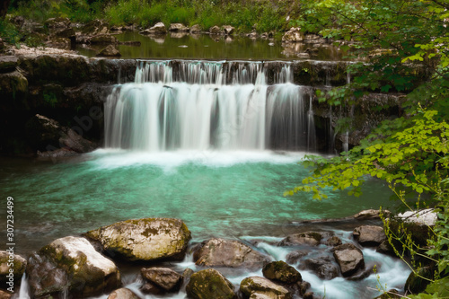 Fototapeta Naklejka Na Ścianę i Meble -  Verschwommener Wasserfall im Jura