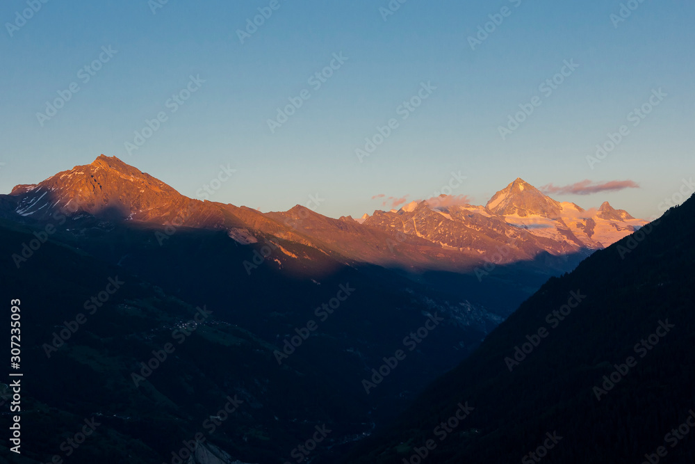 Die rote Bergkette vom Wallis in der Schweiz