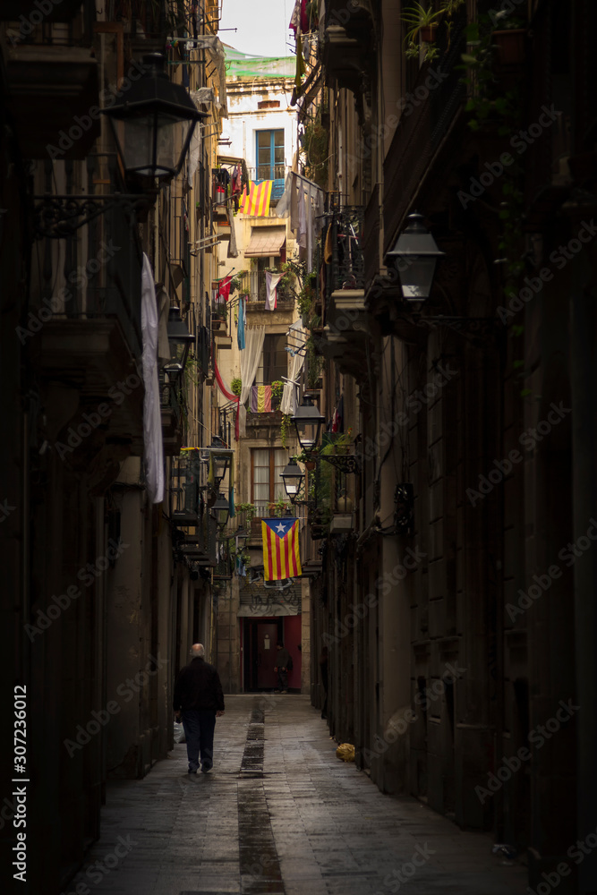 Spaziergänger in der Gasse von Barcelona