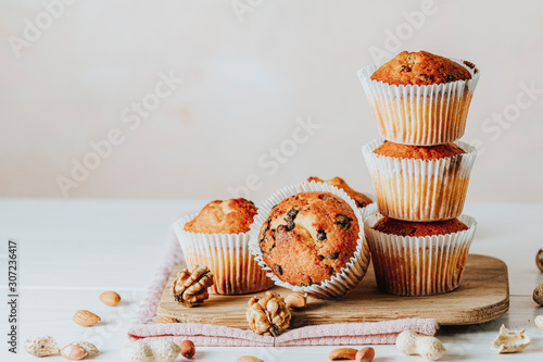 Papier peint Vanilla caramel muffins in paper cups on white wooden background