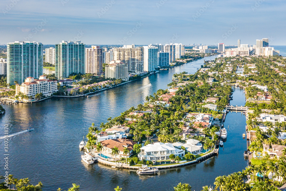 Fototapeta premium Flight over the Atlantic Coast of South Florida