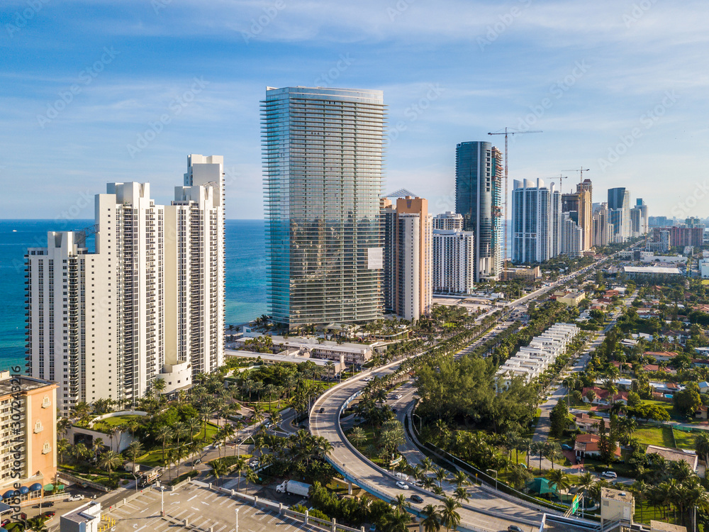 Fototapeta premium Flight over the Atlantic Coast of South Florida