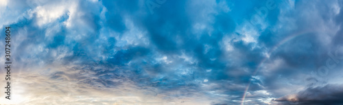 広がる雲に虹　ダーク