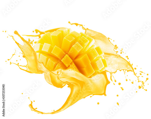 Papier peint mango in juice splash isolated on a white background