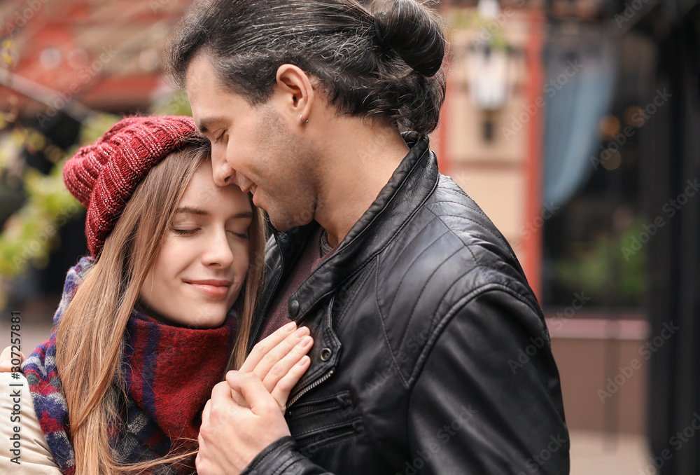 Obraz premium Happy couple walking in autumn city