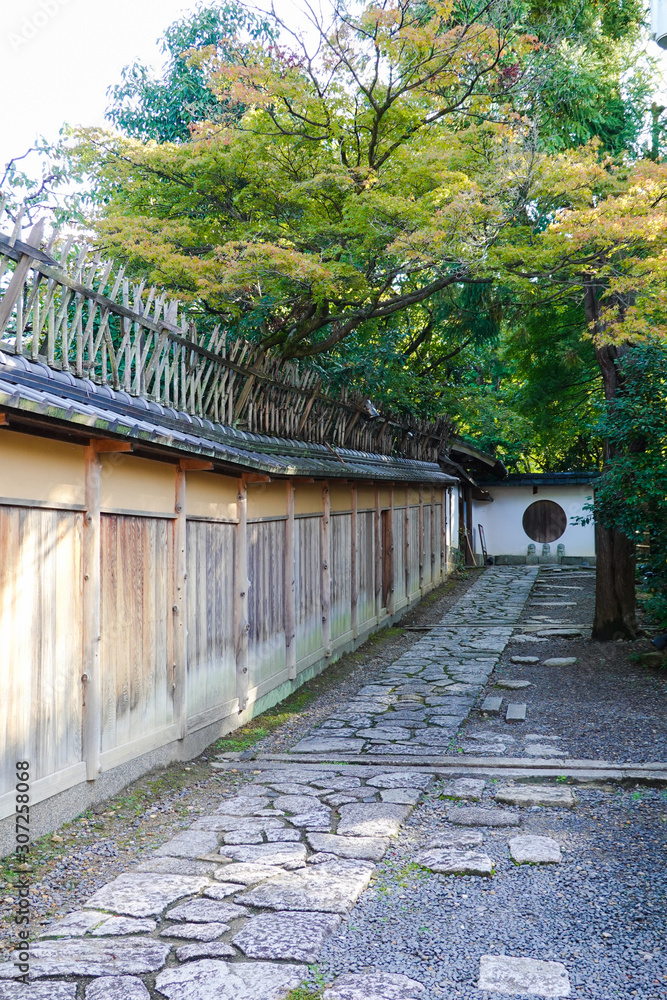 京都らしい町並み　ねねの道から続く敷石の小路
