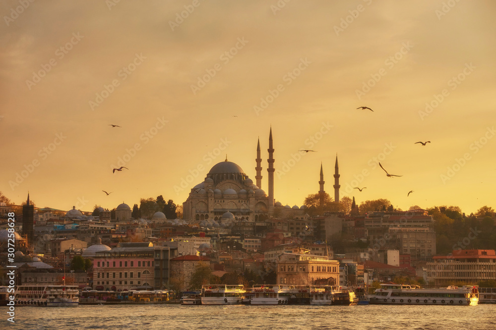 Obraz premium Istanbul at a dramatic sunset