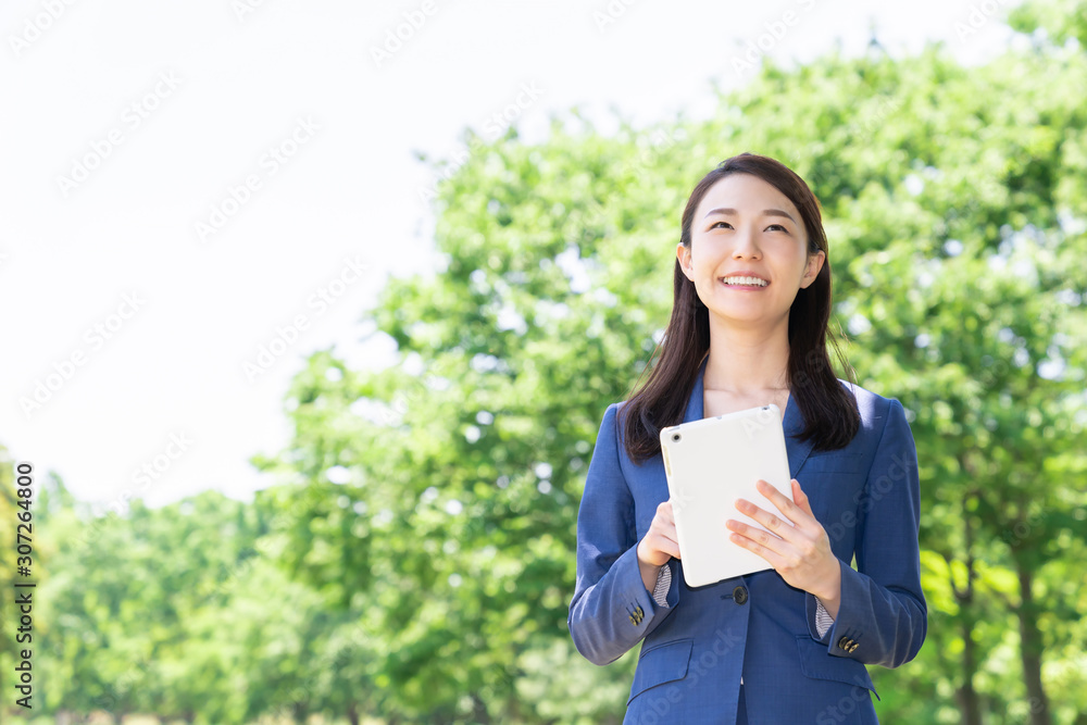 タブレットを見る女性 ビジネス タブレットを見る女性 ビジネス