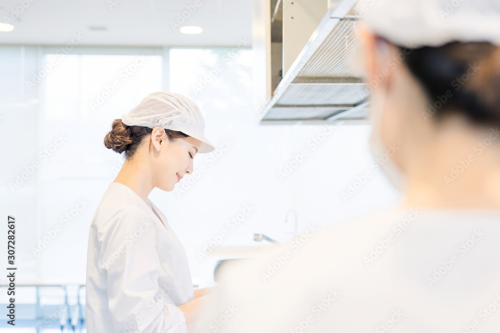 Obraz premium 給食センター 厨房 女性調理師