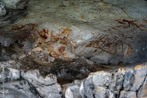Ancient cave paintings on limestone wall in Phang Nga,Thailand © oppdowngalon