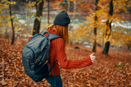 girl in autumn park