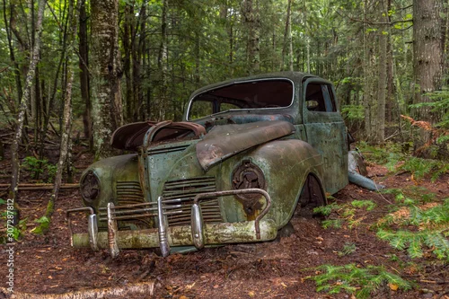 Obraz  z motywem abandoned old car in forest