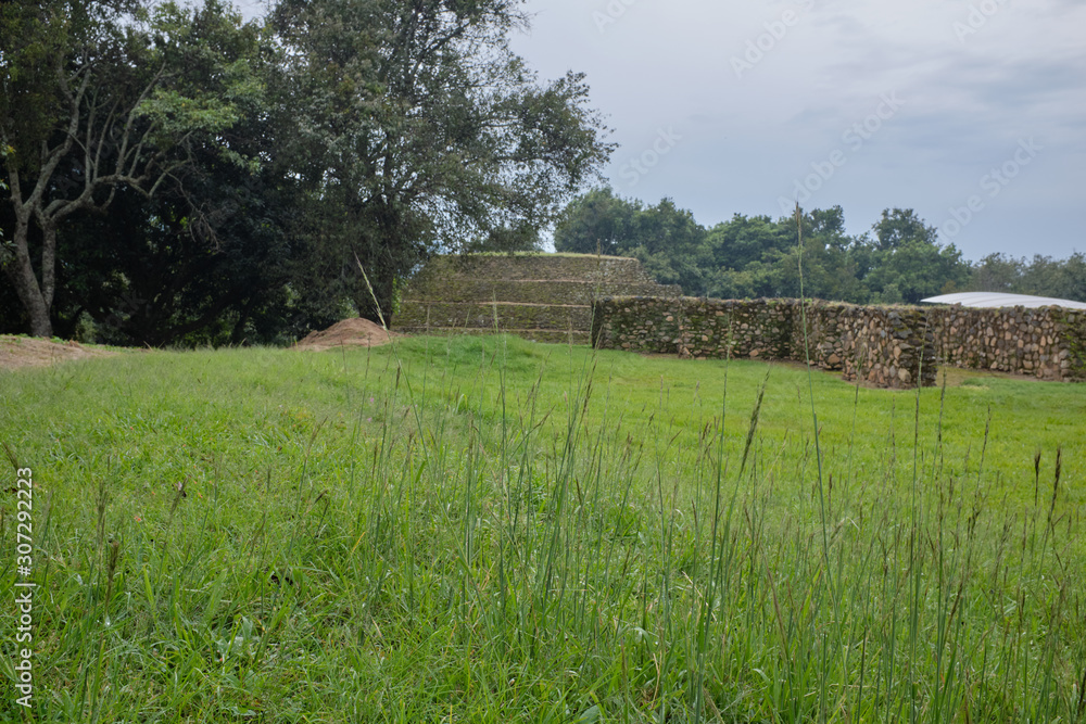 Obraz premium Piramide y estructuras zona arquologíca de Tingambato.