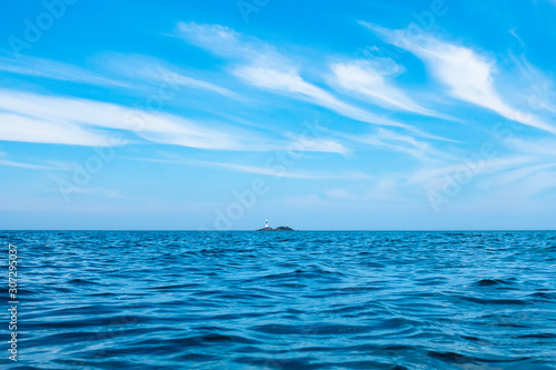 青い海と青い空と灯台のある小さい島DSC1171