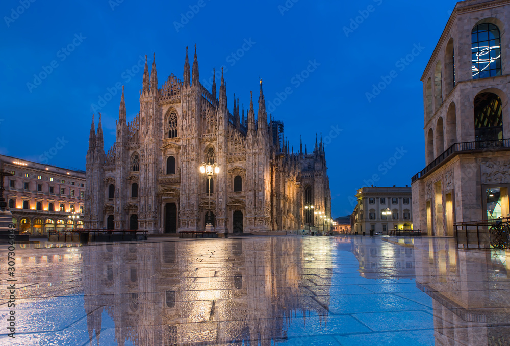 Fototapeta premium Milan Cathedral - (Duomo di Milano (Milan Cathedral) and Piazza del Duomo in Milan)