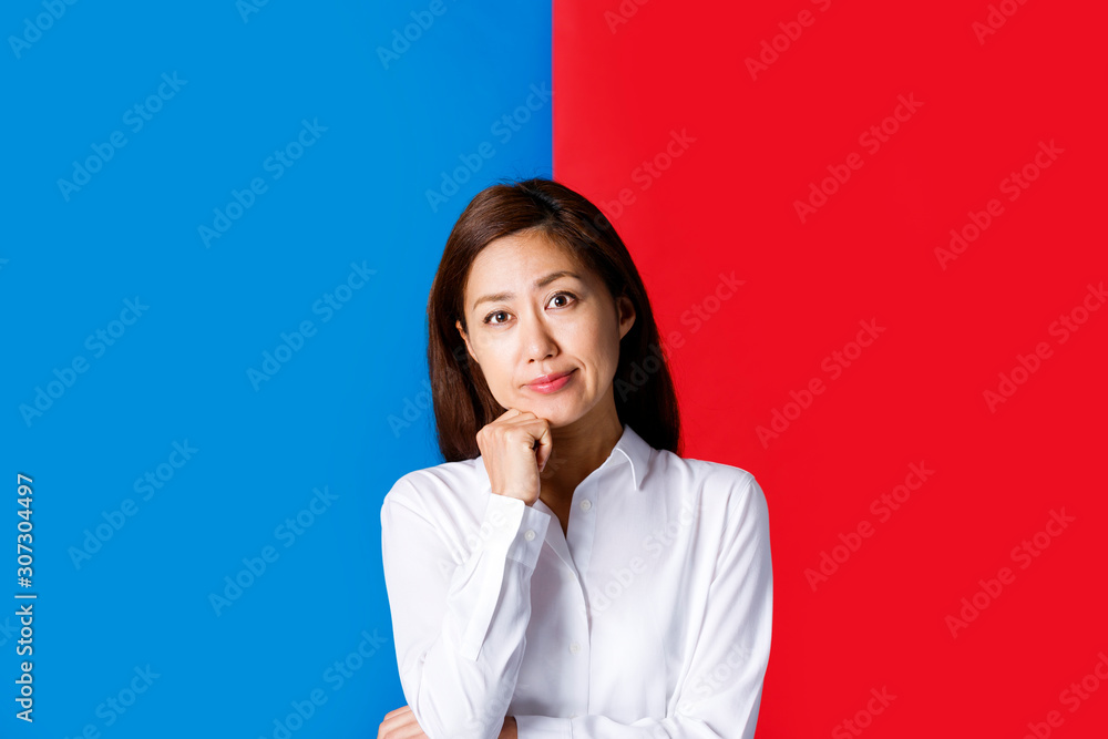 考える女性 考える女性