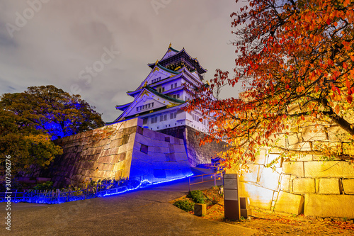 夕景の大阪城天守閣と紅葉