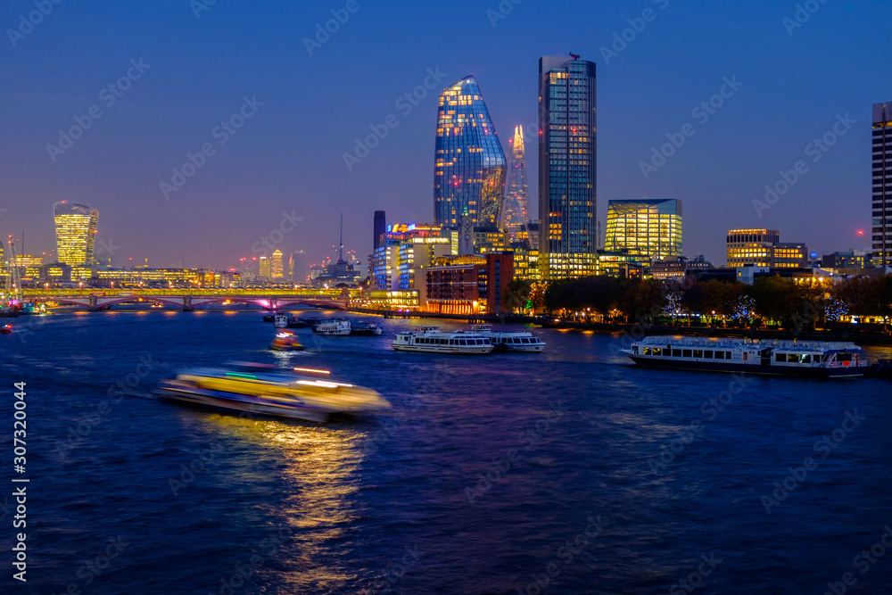 Fototapeta premium London skyline at night