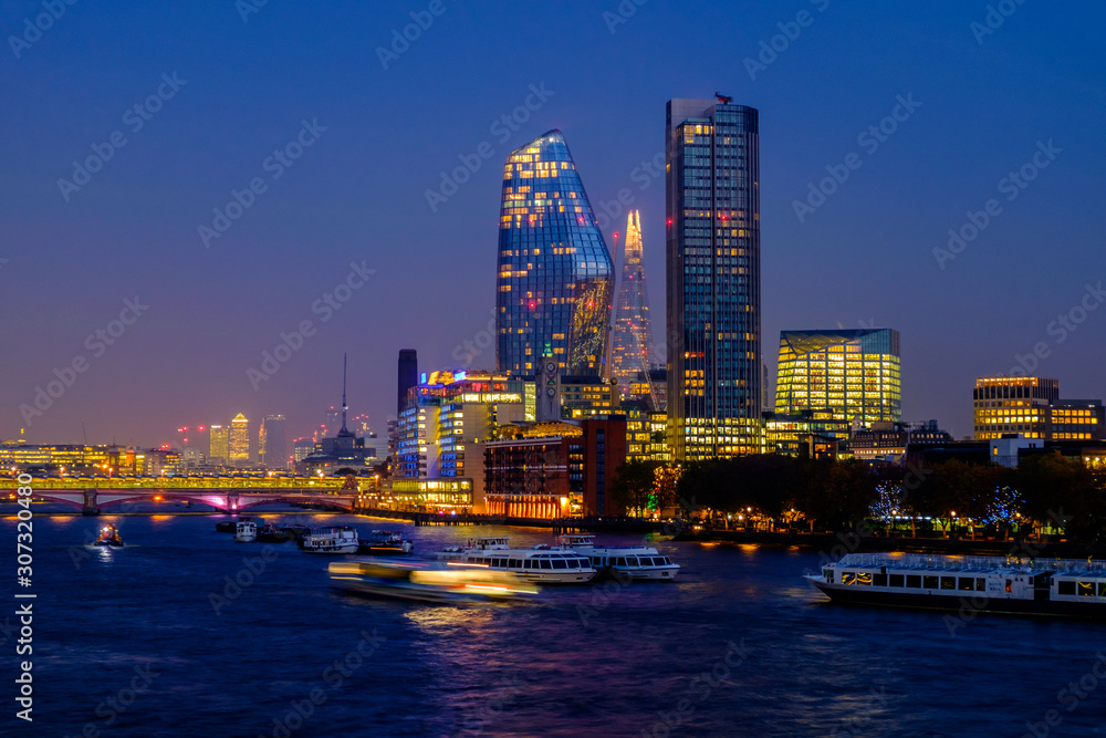 Fototapeta premium London skyline at night