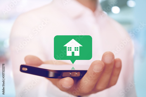 スマートフォンと家のアイコン 物件やスマートハウスアプリ　Smartphone and smart house icon application photo