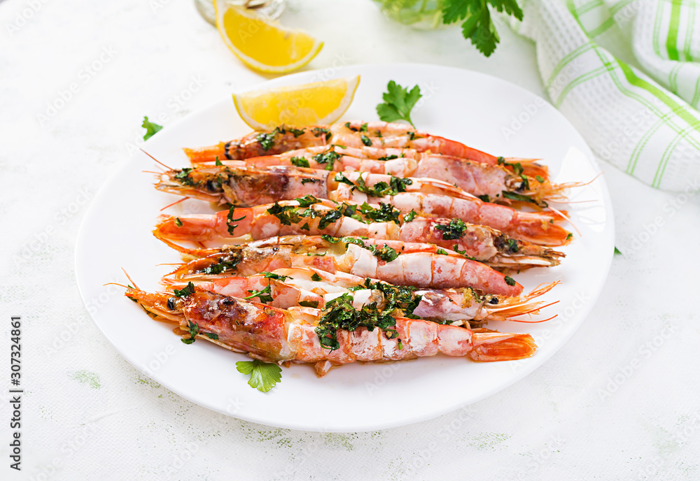 Grilled wild Argentinian red shrimps/prawns with parsley, oil, garlic and lemon. Delicious food. Keto / Paleo Diet.