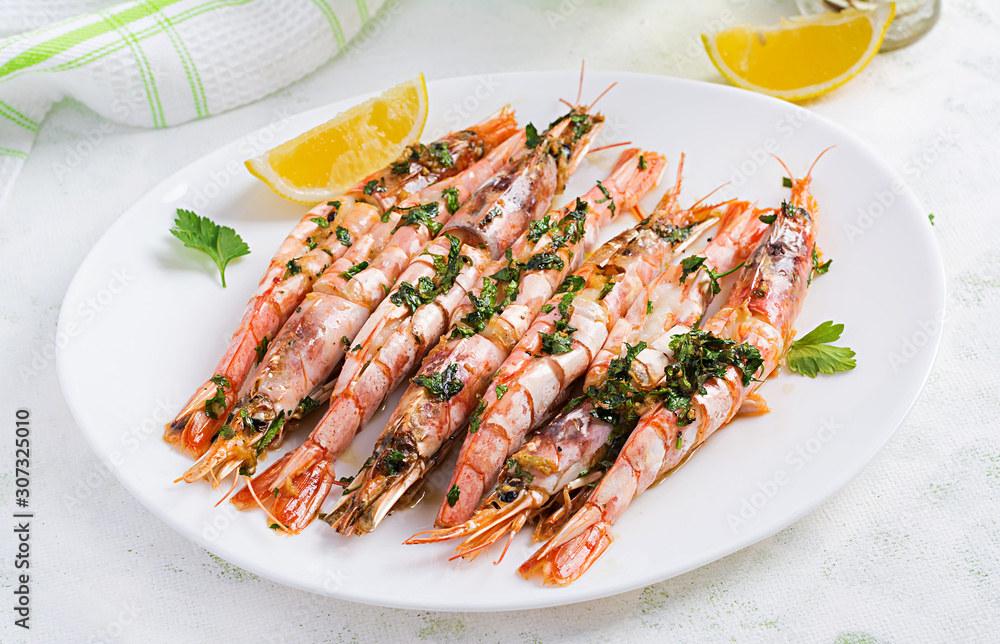 Grilled wild Argentinian red shrimps/prawns with parsley, oil, garlic and lemon. Delicious food. Keto / Paleo Diet.