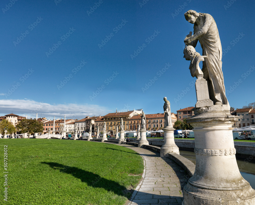 Fototapeta premium Statue del Prato della Valle in Italia
