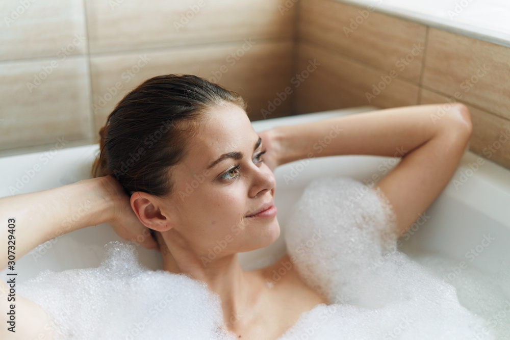 Naklejka premium young woman in bubble bath
