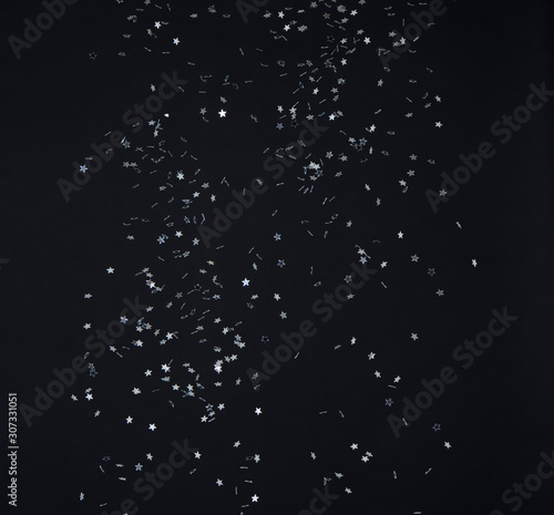 Lluvia de confeti de estrellas de color gris sobre fondo negro