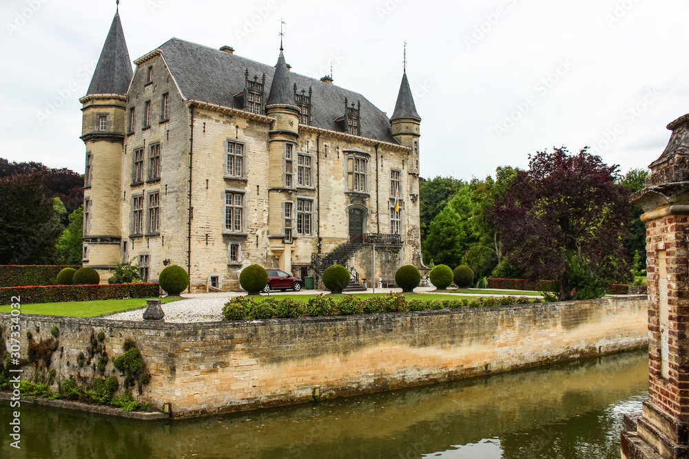 Obraz premium Schaloen Castle, locally known as Kasteel Schaloen of Chaloen, lies west of the village of Schin op Geul, in the province of Limburg in the Netherlands. Dramatic but colorful panorama.