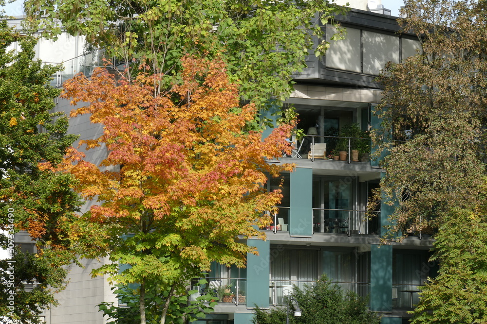 Balkone, modernes Wohnhaus im Herbst, Bremen