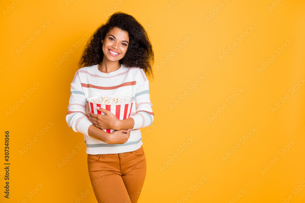 Photo portrait of nice glad positive satisfied lovely romantic cute girl ready for enjoying favorite comedy holding popcorn in hands isolated bright color copyspace background Photo portrait of nice glad positive satisfied lovely romantic cute girl ready for enjoying favorite comedy holding popcorn in hands isolated bright color copyspace background
