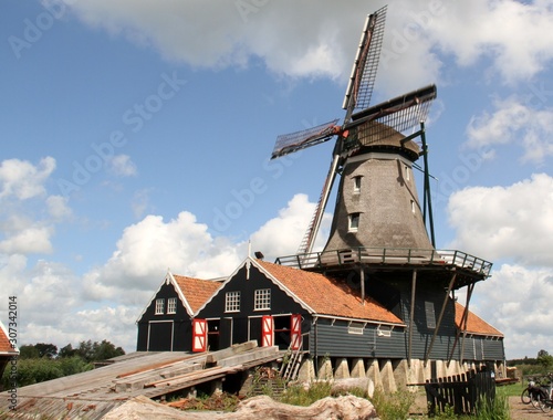 Alte historische Windmühle welche ein Sägewerk antreibt 