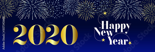 Bannière au format Twitter d’une image pour fêter 2020 au fond bleu nuit, décorée de feux d’artifices et d’un texte en anglais or et argent.