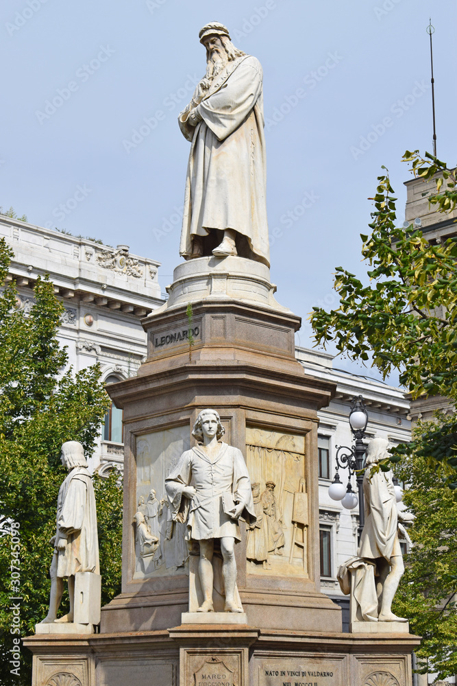 Estatua de Leonardo da Vinci en Milan Italia