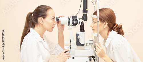 Photos ophthalmologist doctor in exam optician laboratory with female patient
