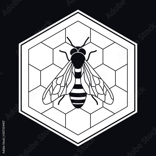 Etiquette noire et blanche avec une abeille sur un fond de cellule de ruche pour promouvoir un miel de qualité.