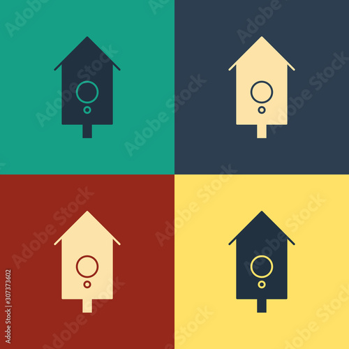 Color Retro wall watch icon isolated on color background. Cuckoo clock sign. Antique pendulum clock. Vintage style drawing. Vector Illustration