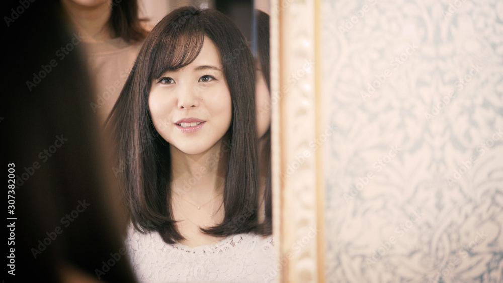 ヘアメイクを受ける若い女性 ヘアメイクを受ける若い女性