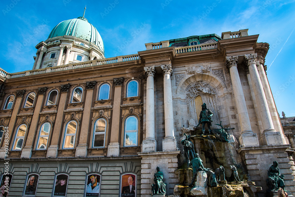 Φωτογραφία The Royal Palace of the Austro-Hungarian, Hapsburg Kings stands high above the city of Budapest in Hungary watching over the city below