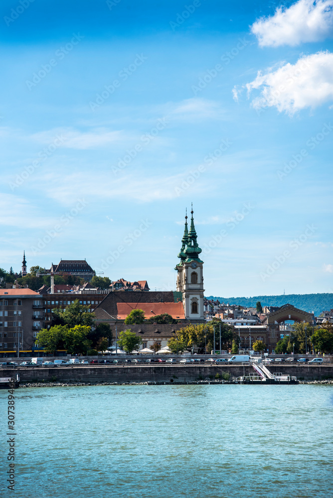 2019The River Danube flows through the cityof Budapest it is Europe's second longest river, after the Volga. It flows through 10 countries,more than any other river in the world.