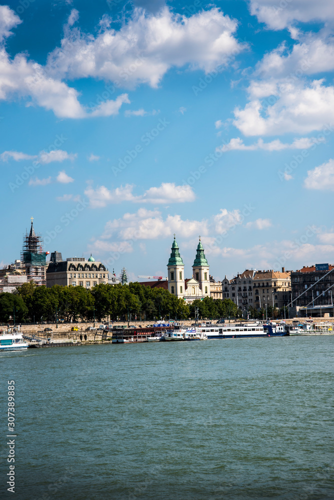 2019The River Danube flows through the cityof Budapest it is Europe's second longest river, after the Volga. It flows through 10 countries,more than any other river in the world.