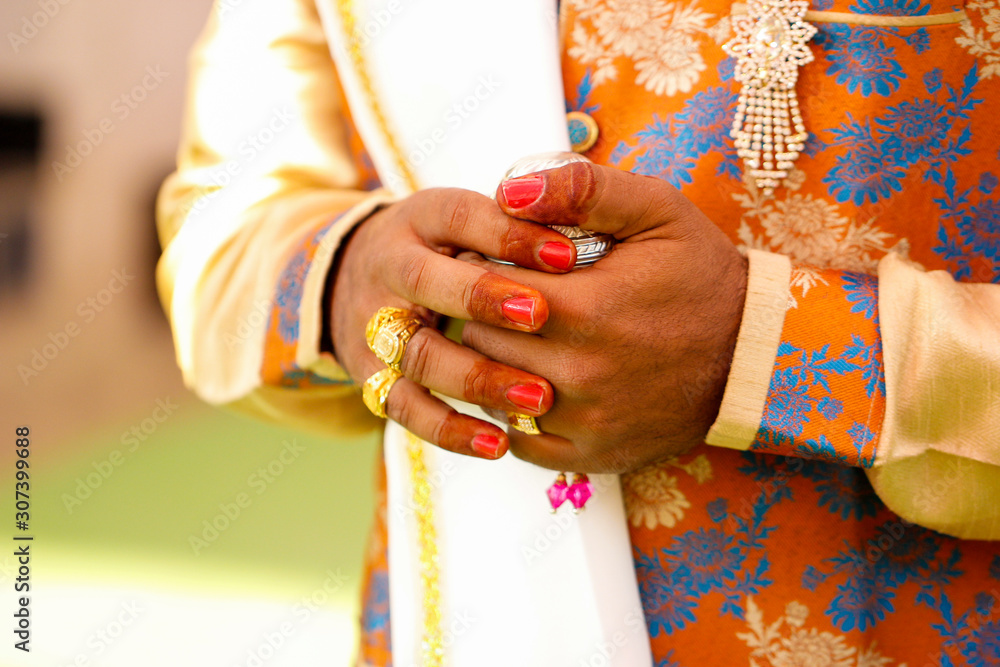 Traditional indian wedding ceremony : groom hand 