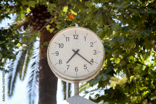 eine große Uhr zeigt den Menschen auf einem öffentlichen Platz die Zeit an
