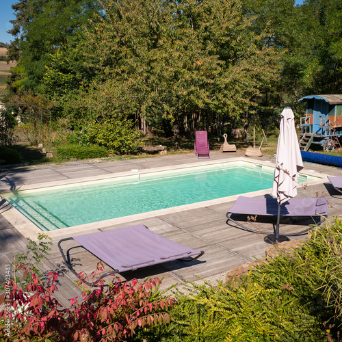 jolie piscine à la campagne