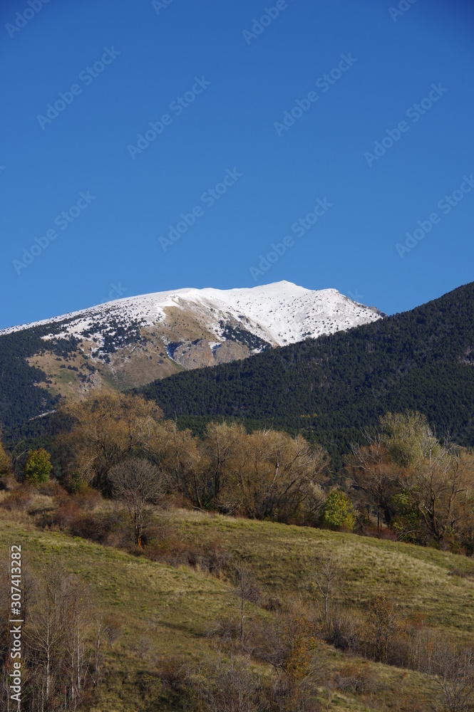 Fototapeta premium Paysage de cerdagne en automne dans les pyrénées orientales et chaine de montagne puigmal et carlit en neige